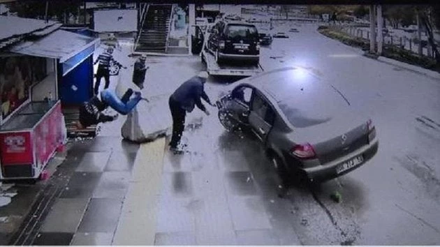 Σοκαριστικό διπλό τροχαίο στην Τουρκία – Αυτοκίνητο χτυπά οδηγό βαν που μόλις έχει τρακάρει με τον ίδιο τρόπο! (Βίντεο)